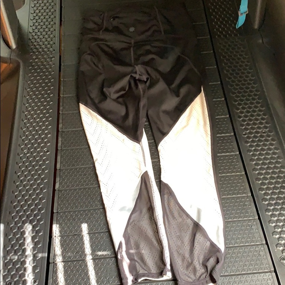 Black and white Athleta leggings